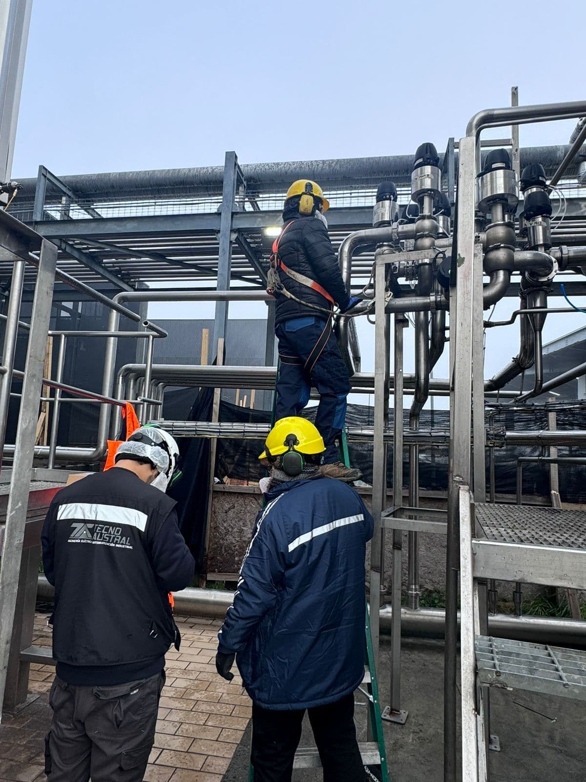 Equipo Tecnoaustral trabajando en planta industrial