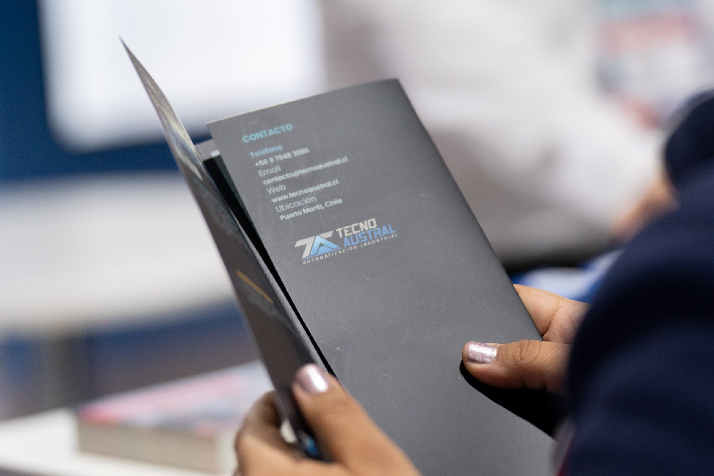 Visitor holding the Tecnoaustral company brochure