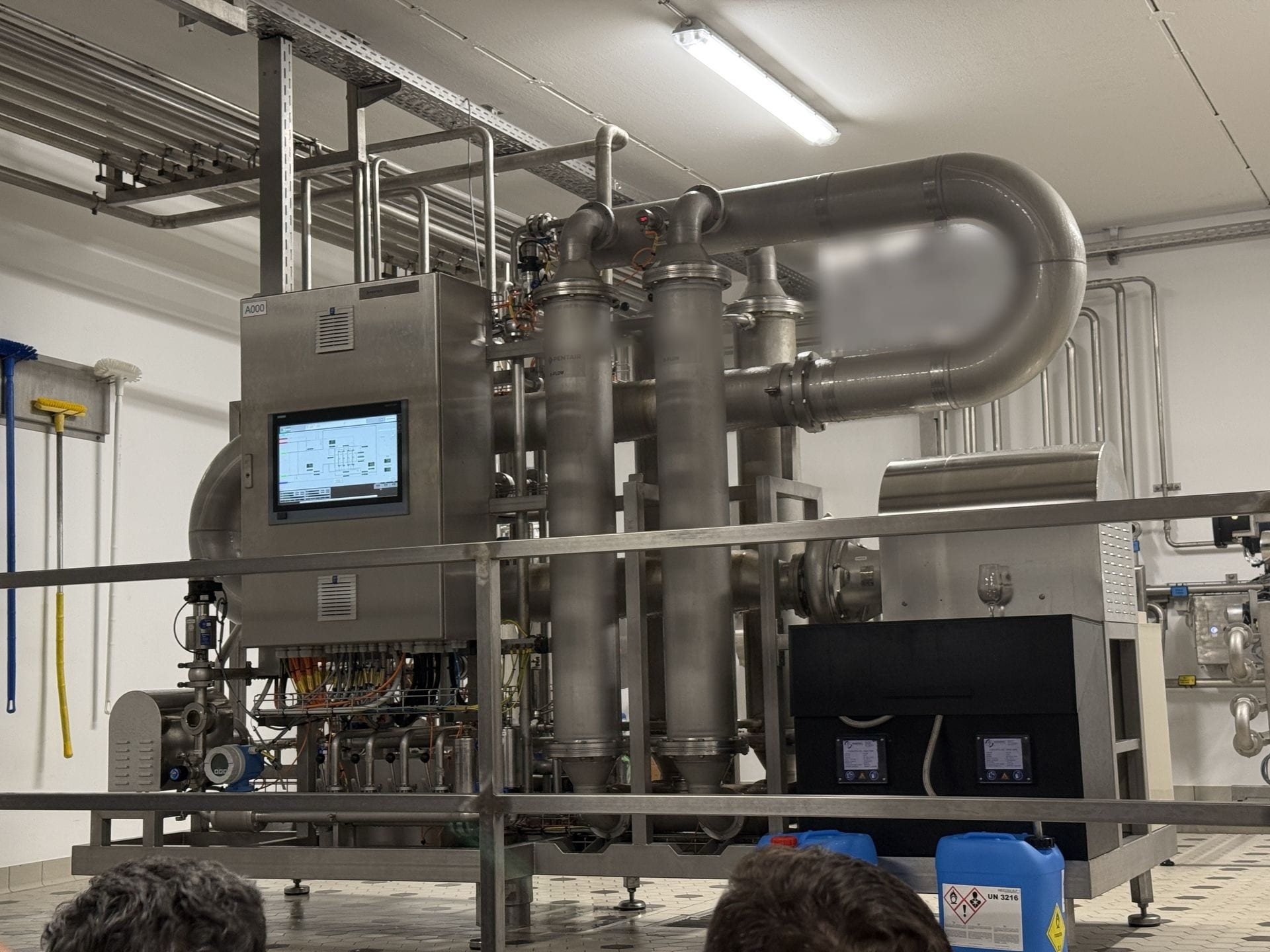 Filtration unit with an integrated HMI in a process plant