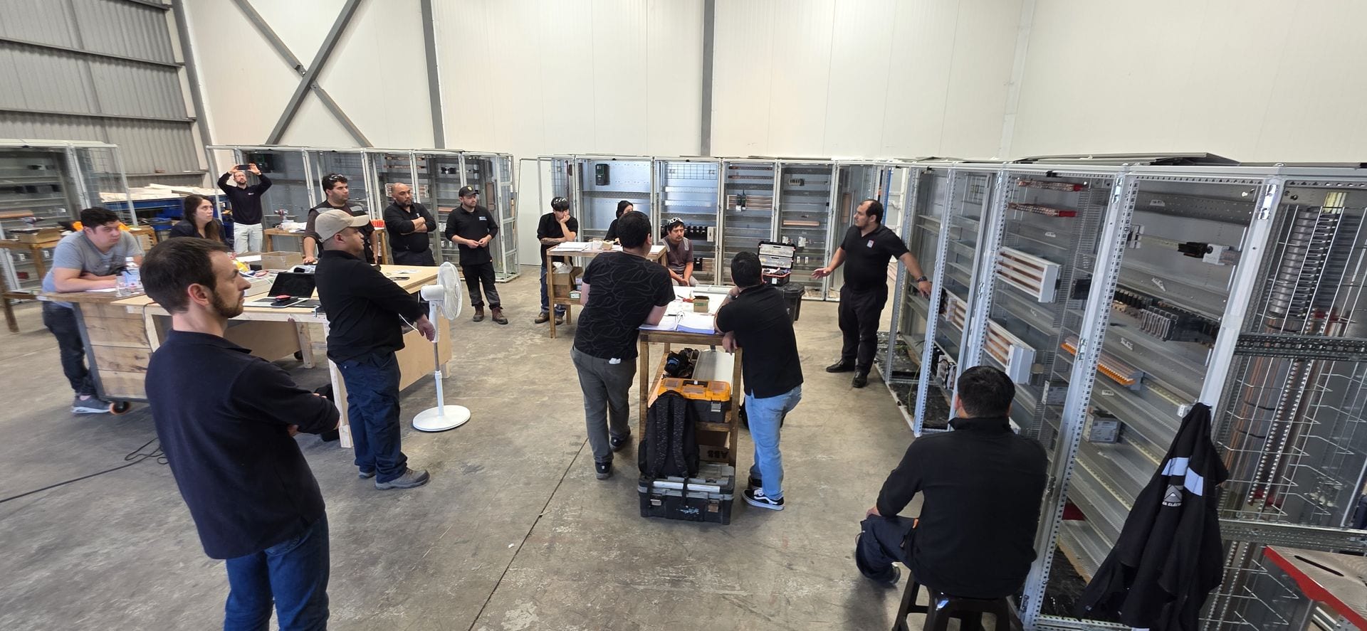 Equipo de Tecnoaustral reunido en el taller