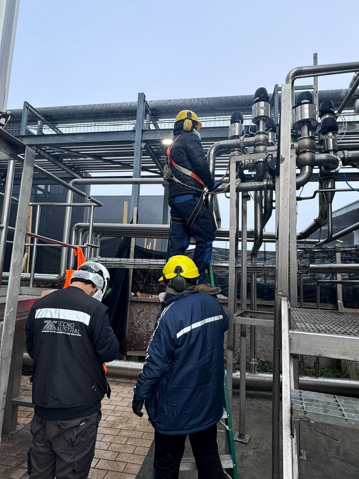 Tecnoaustral team working at an industrial plant
