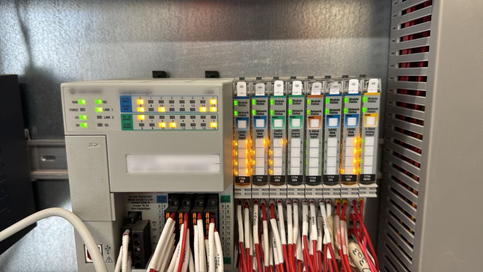 PLC Allen-Bradley CompactLogix cableado en el interior de un gabinete
