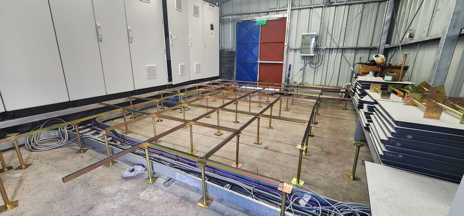 Sala eléctrica en construcción con la estructura de bandejas portacables montada