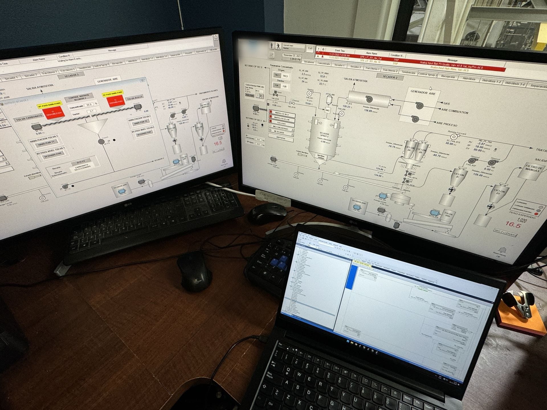 Sala de control con la plataforma de supervisión operando