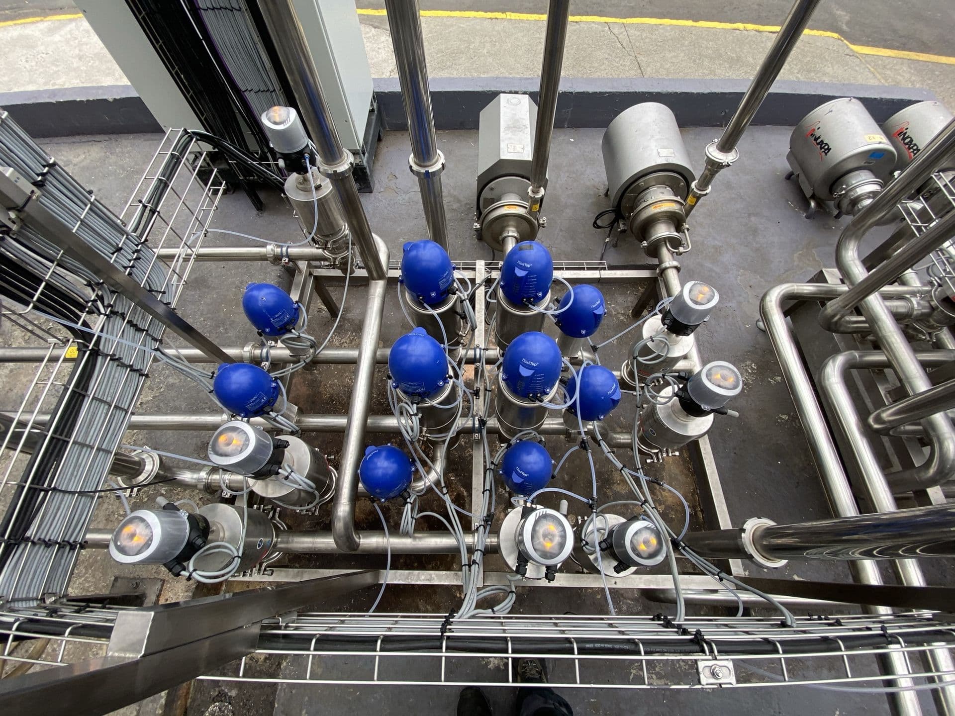 Cluster de válvulas y tuberías con instrumentación vista aérea en planta de procesos