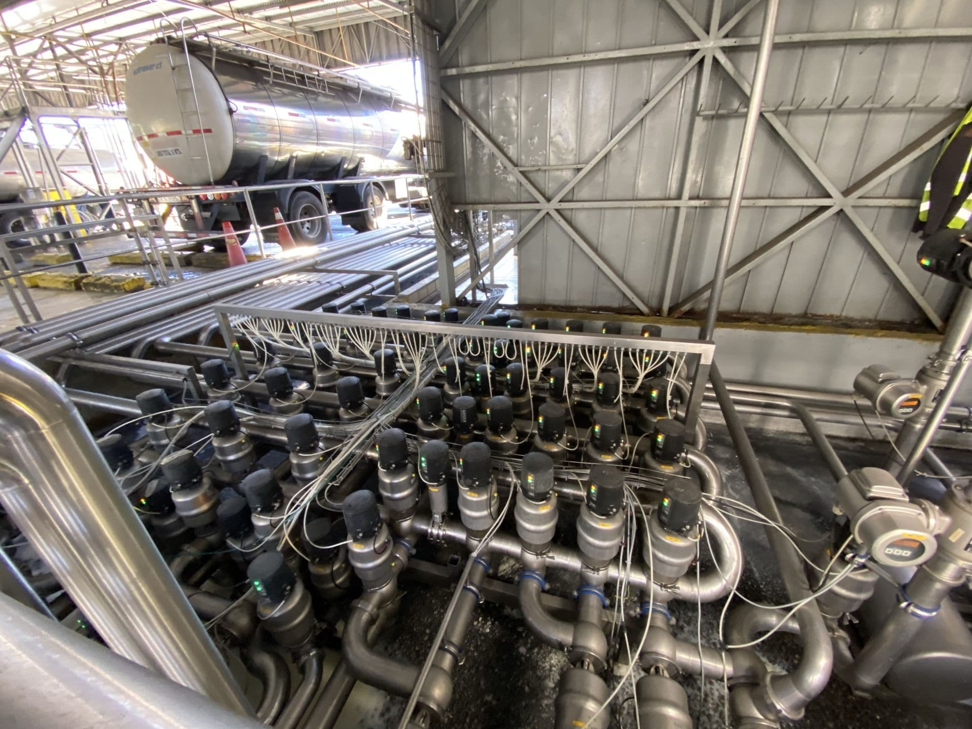 Manifold de válvulas con actuadores y tuberías en instalación industrial a gran escala