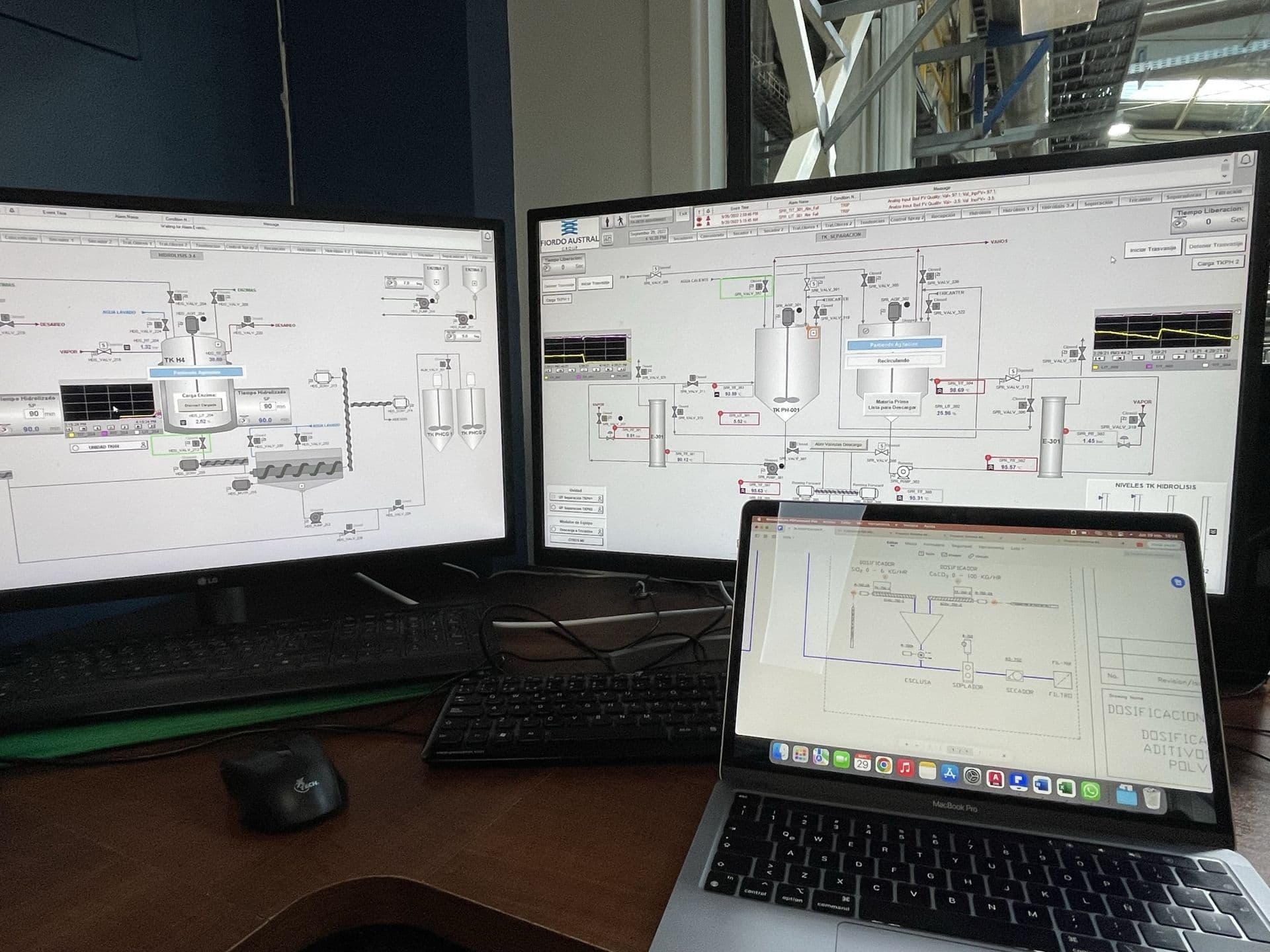 Sala de control SCADA con múltiples monitores mostrando diagramas P&ID en tiempo real
