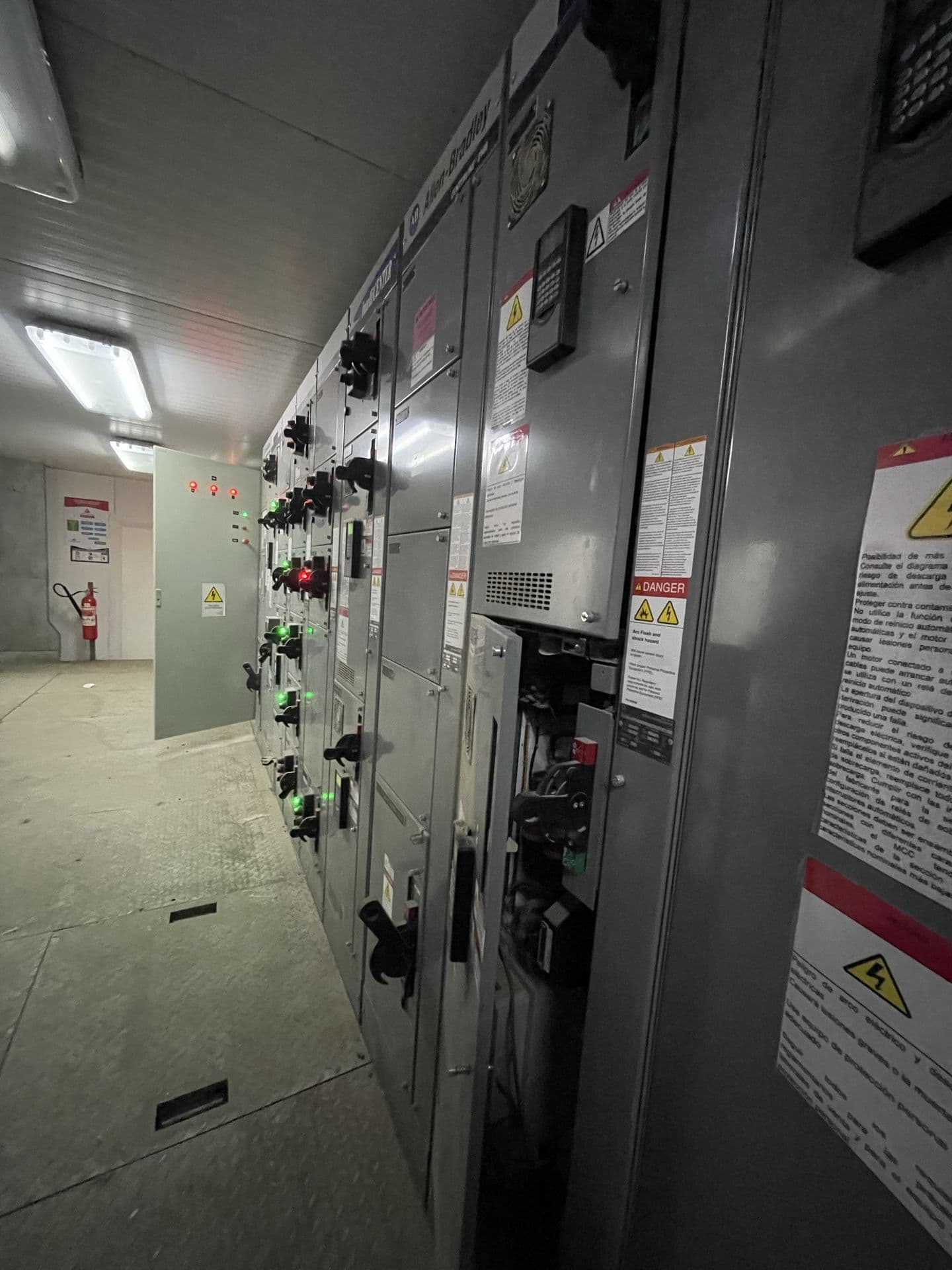 Sala eléctrica con centro de control de motores y protecciones