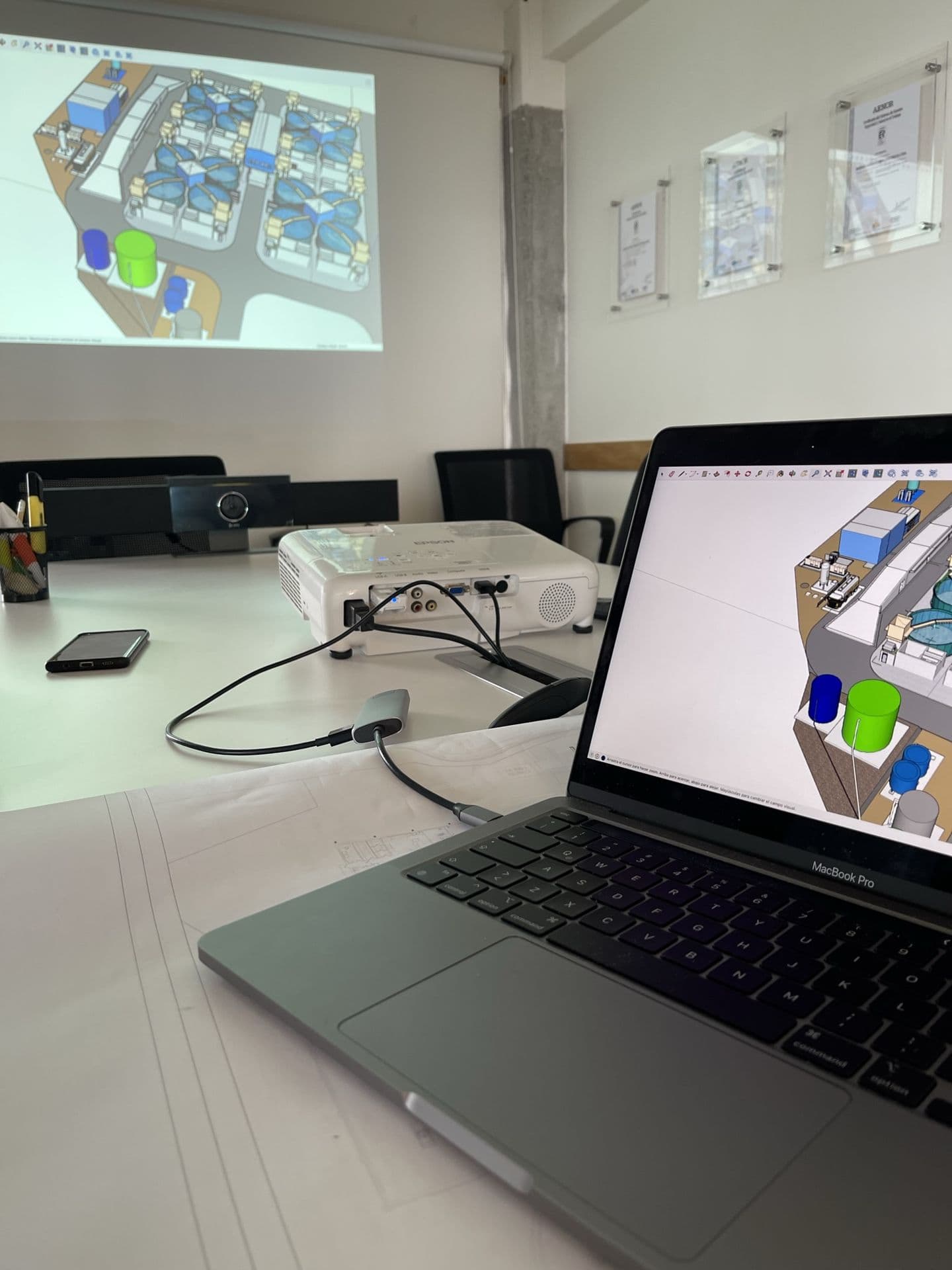 Sala de reuniones Tecnoaustral con render 3D de planta acuícola proyectado