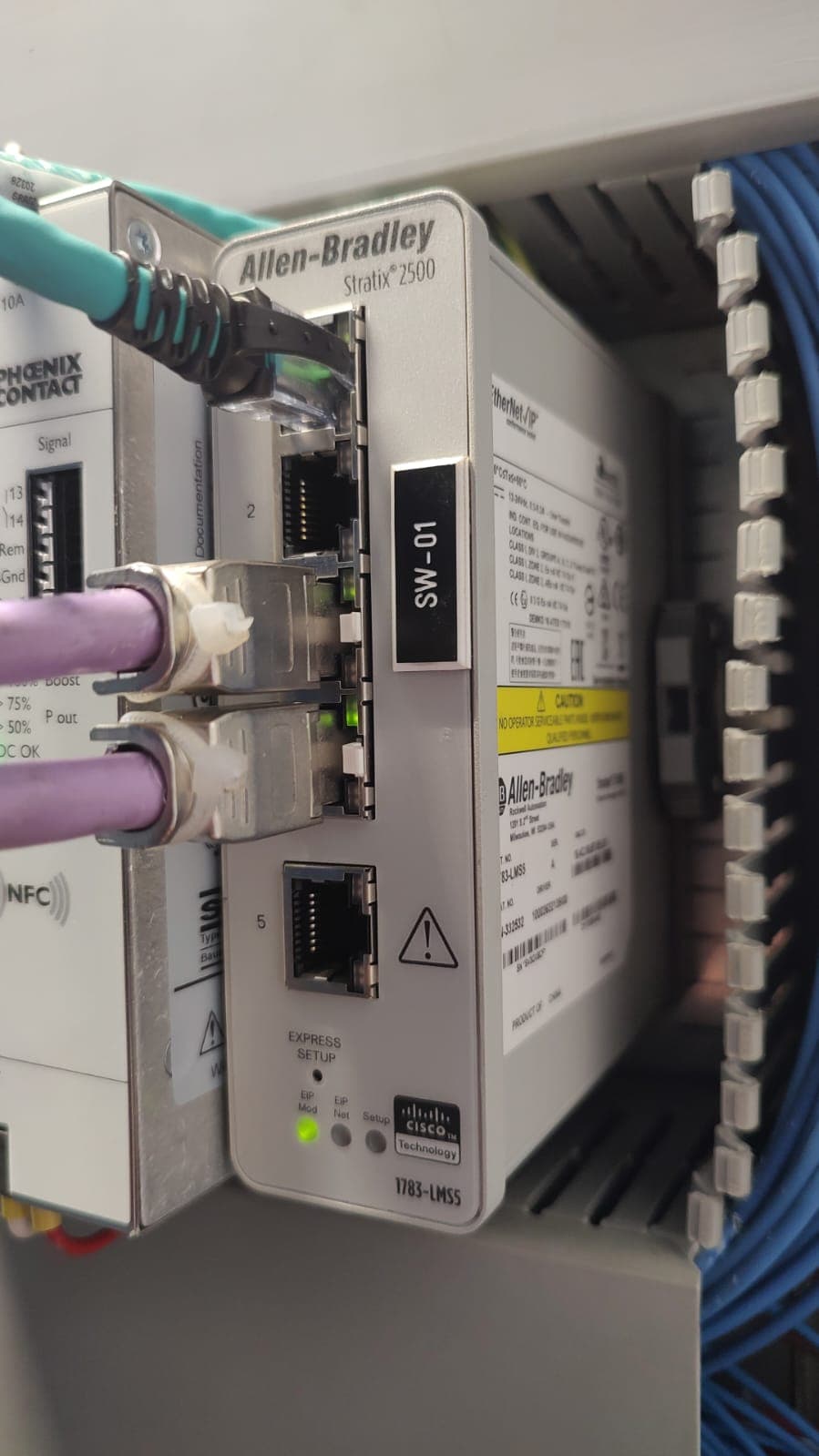 Switch industrial Allen-Bradley Stratix 2500 con conexiones EtherNet/IP y Profinet