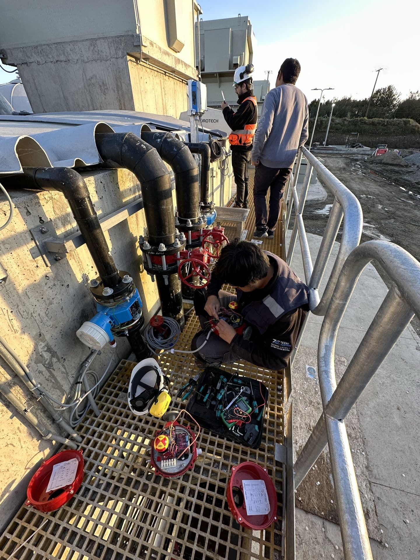 Equipo Tecnoaustral realizando montaje de instrumentación en terreno