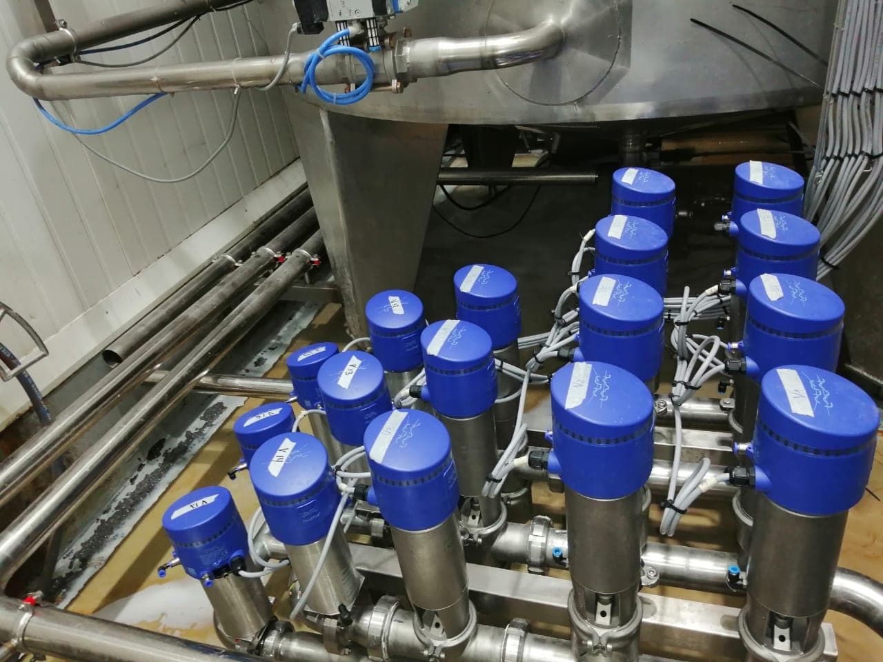 Cluster de válvulas con actuadores neumáticos en planta de procesos industriales