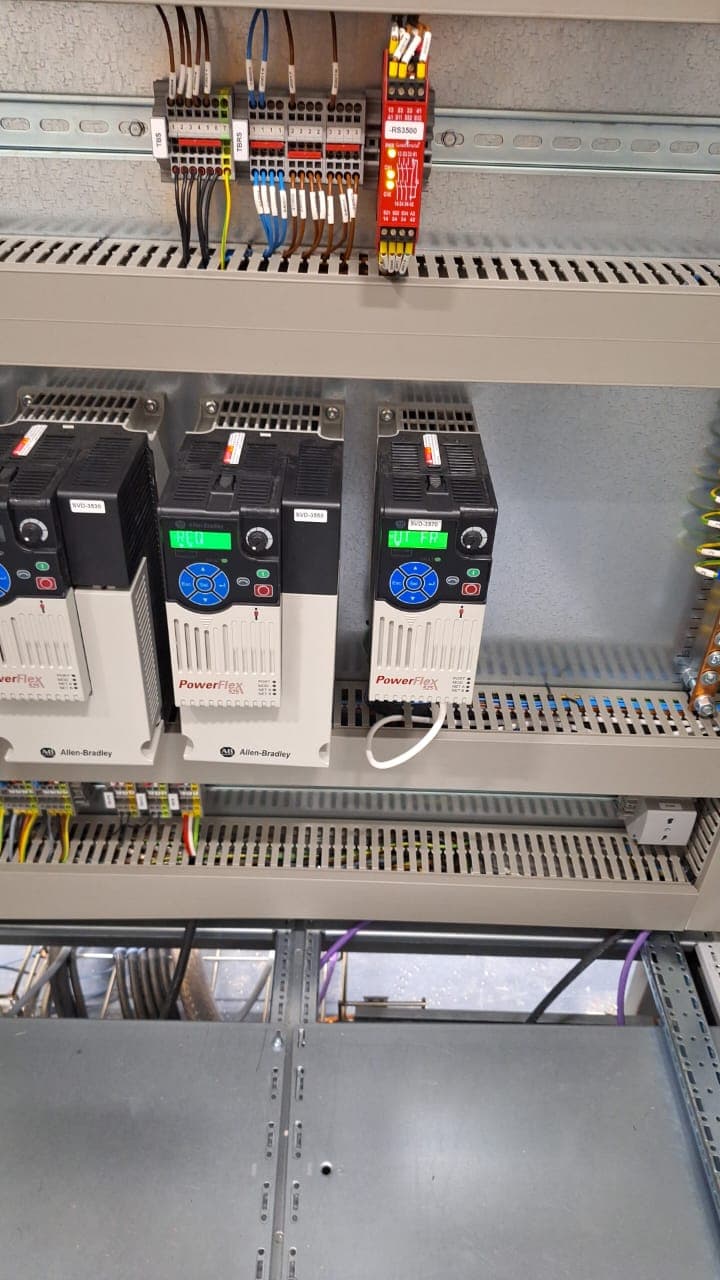 Variadores Allen-Bradley PowerFlex 525 montados en gabinete con relés de seguridad